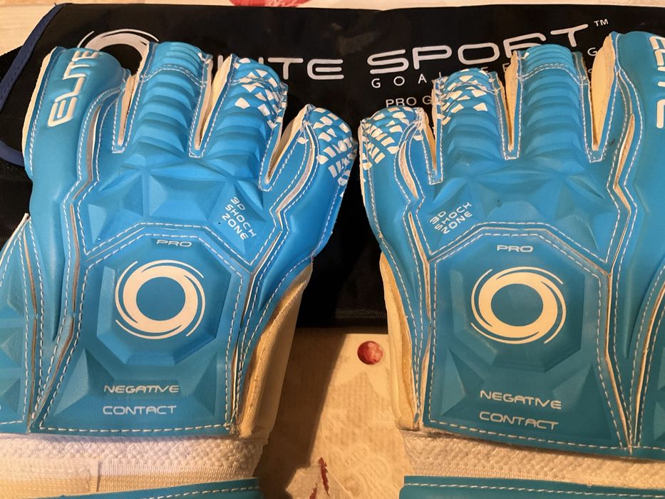 Luvas de guarda redes assinadas por Simon Mignolet