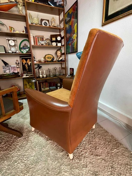 Poltrona de espaldar em pele e tecido