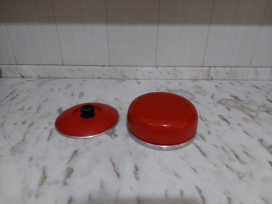 Panela antiga de esmalte de cor vermelha