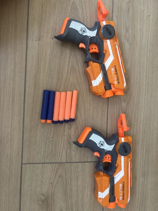 Duas nerfs com lazer de apontar em bom estado