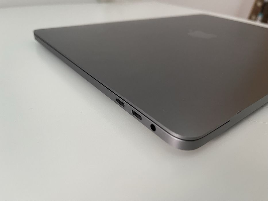 Apple MacBook Pro 2018, 13” Touchbar, Intel Quad-Core I7 2.7GHz, 16GB RAM, 512GB SSD