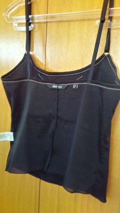 Vendo três peças de roupa.