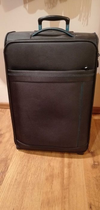 niewielka walizka podróżna