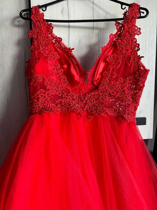 Piękna wieczorowa suknia