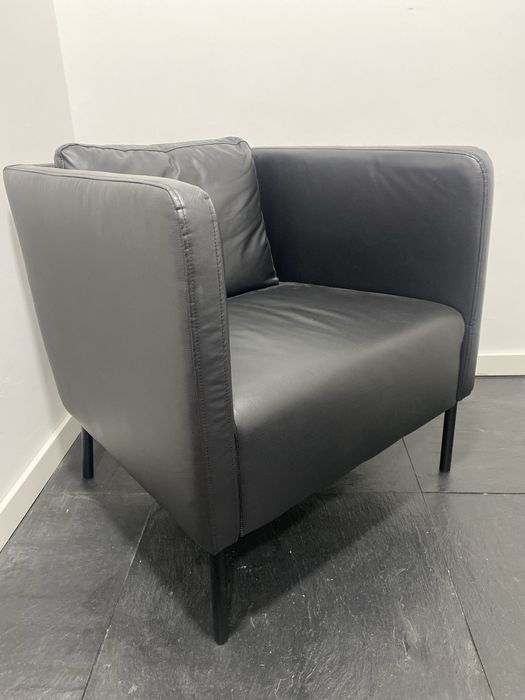 Cadeirão ikea em pele