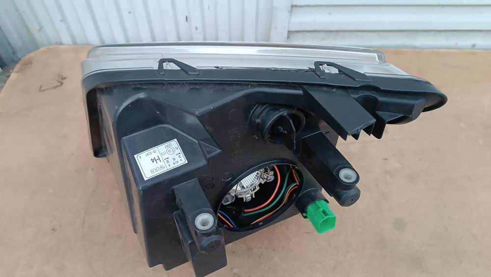 Vendo farol direito de Ford Transit conect ano 2002/13