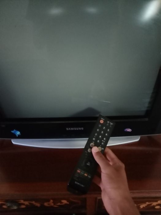 Tv de tubo a funcionar em bom estado