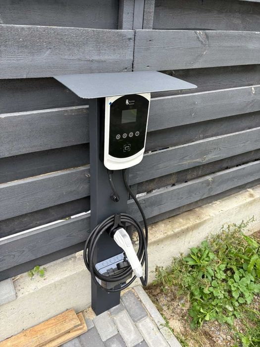 Металева стійка для автомобільної зарядної станції