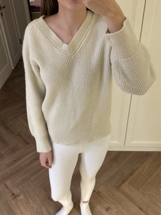 Жіночий бежевий в’язаний светр з V-подібним вирізом