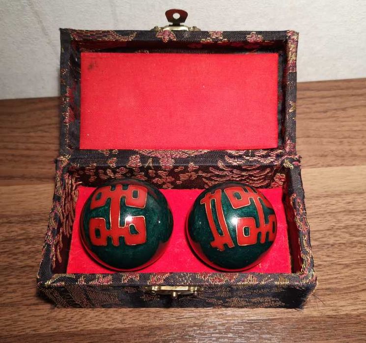 grające chińskie kule zdrowia w oryginalnym eleganckim pudełku