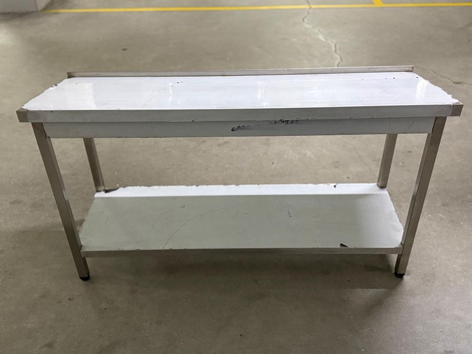 Bancada em aço inoxidável. 
película de protecção na base), com duas prateleiras