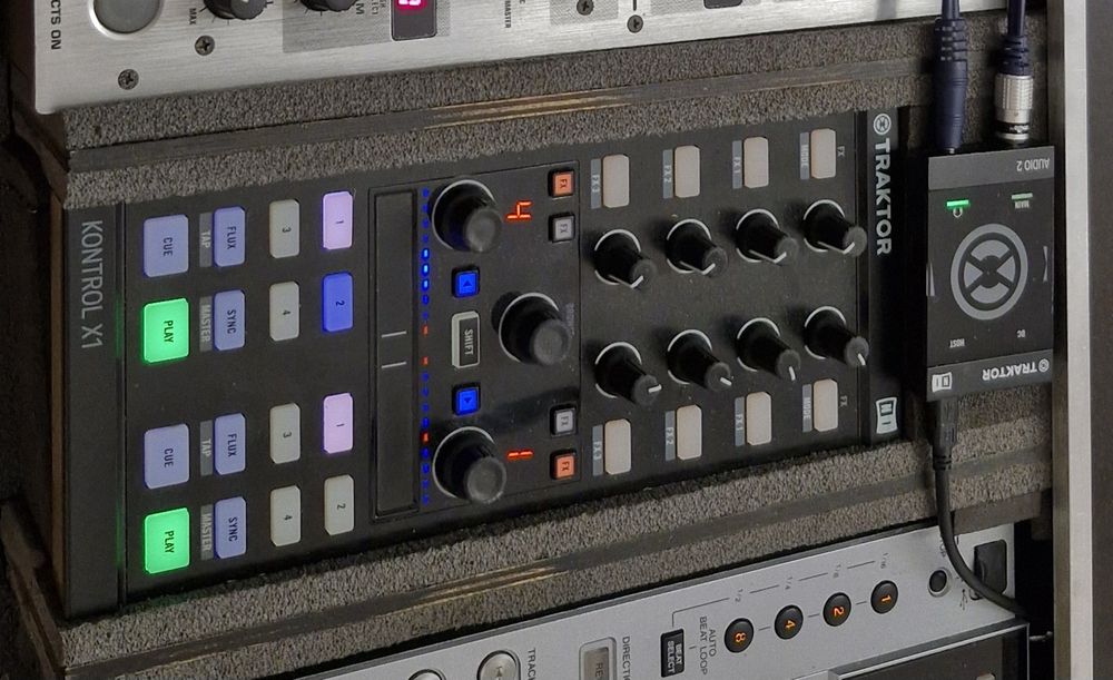 Native Instruments TraktorDJ X1 i Audio 2 DJ