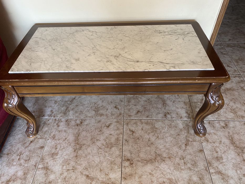 Mesa em marmore e madeira