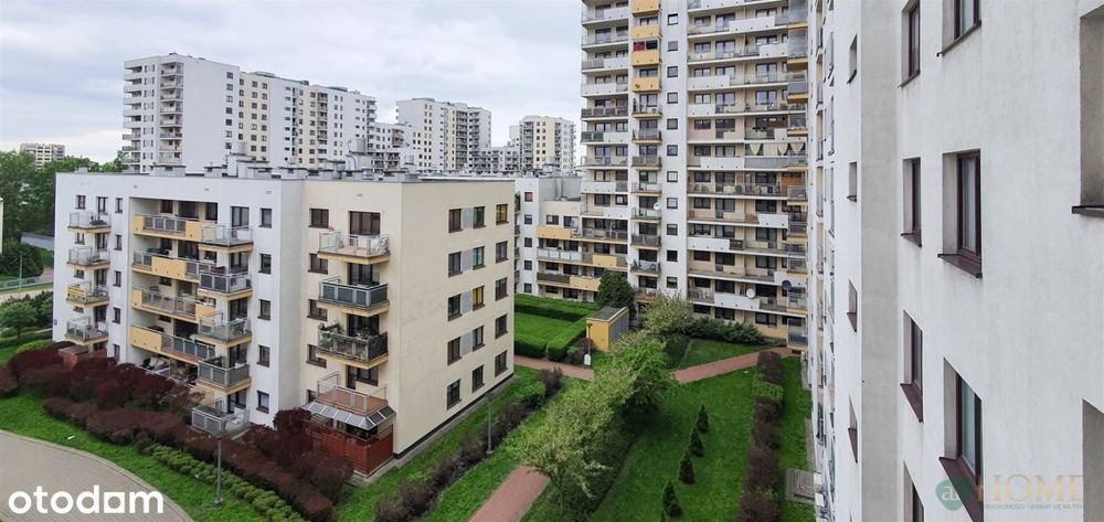 Trzy-pokojowe z obszernym balkonem.