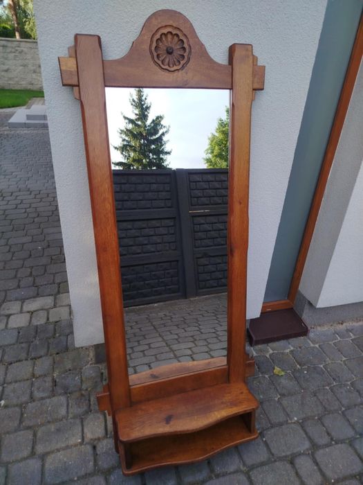 Lustro w dębowej ramię z półką