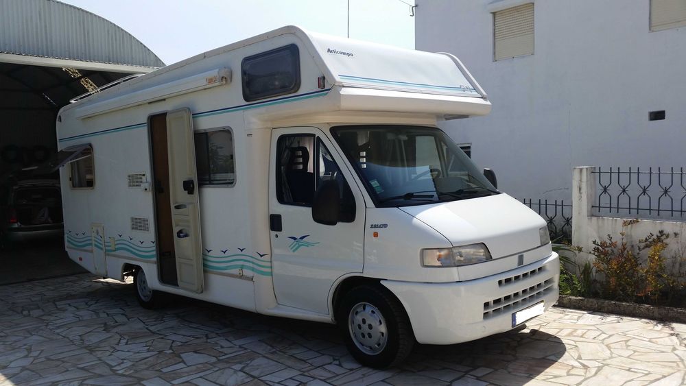 Autocaravana Fiat Ducato 2001 - Bom estado, espaçosa e bem equipada.