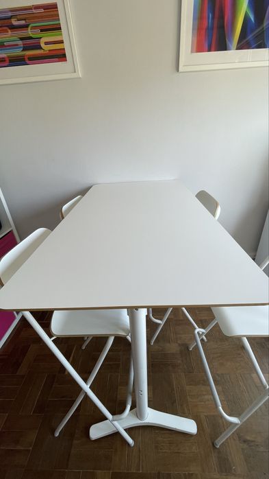 Mesa Alta com 4 cadeiras