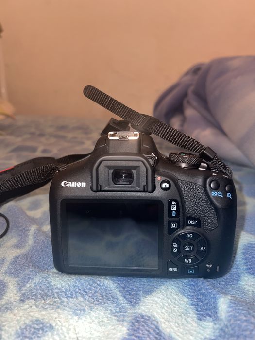 Camara canon E2000D