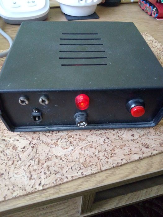 Zasilacz sieciowy 24v prądu stałego.