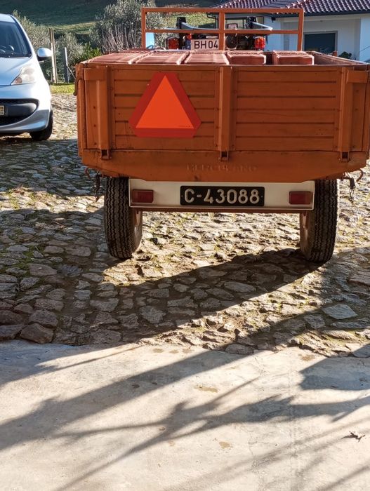 Varias alfaias agrícolas reboque