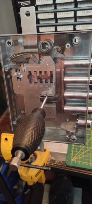 Ślusarz, awaryjne otwieranie, naprawa, wymiana zamków