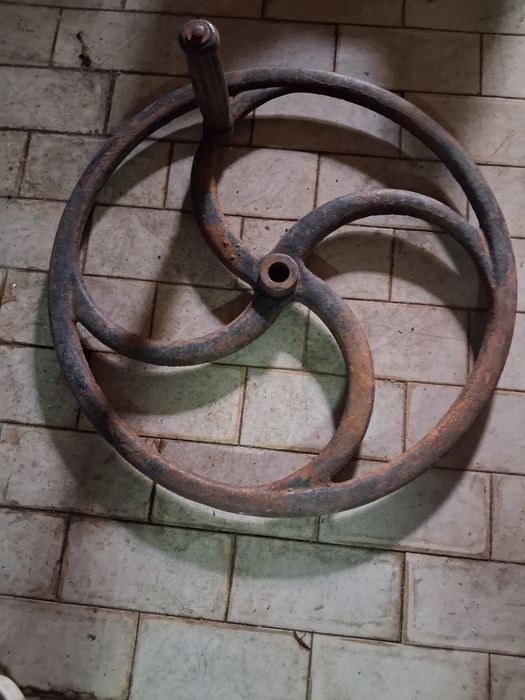Roda antiga de esmagador de uvas