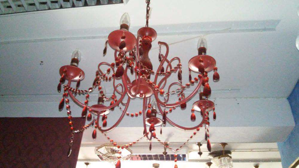 Lustre em vidro vermelho