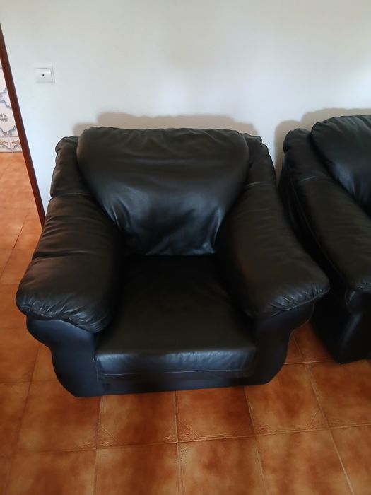 Vendo conjunto de 3 sofás em pele