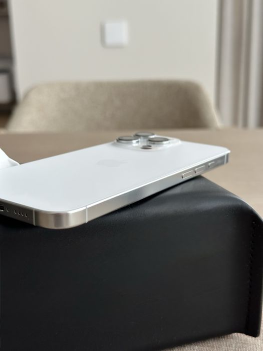 Продам IPhone 16 pro max білий