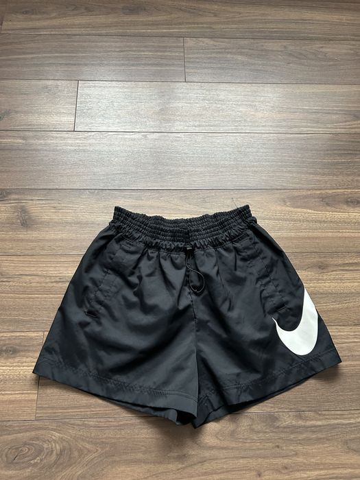 Жіночі спортивні шорти Nike tech fleece