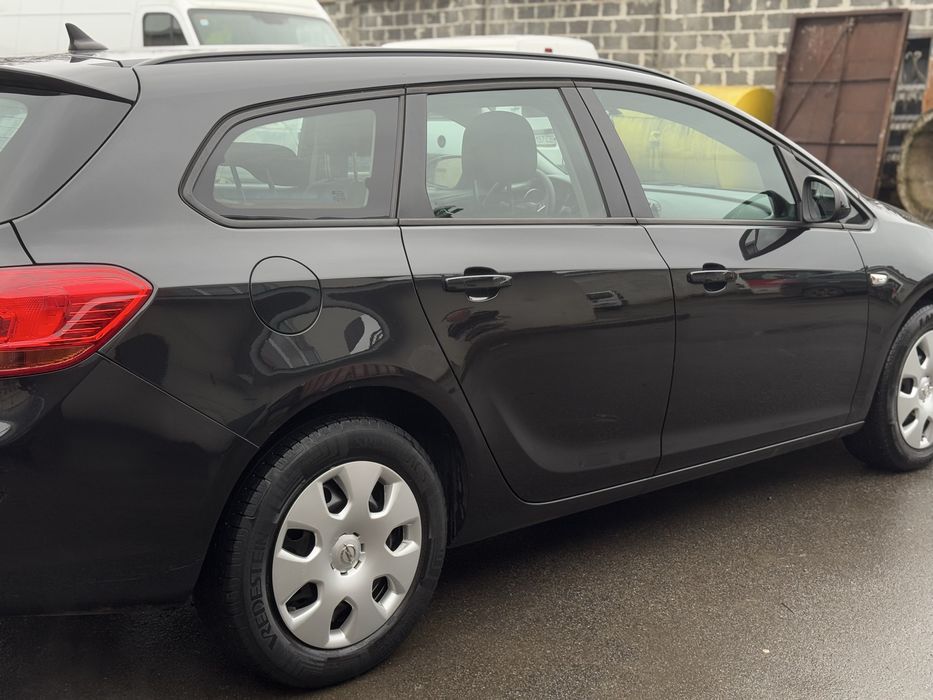 OPEL ASTRA J  2011 рік