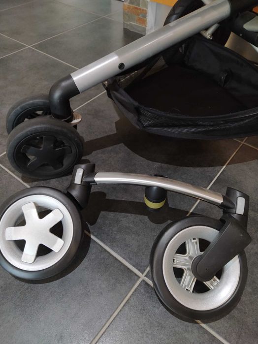 Carrinho e ovo de bebé