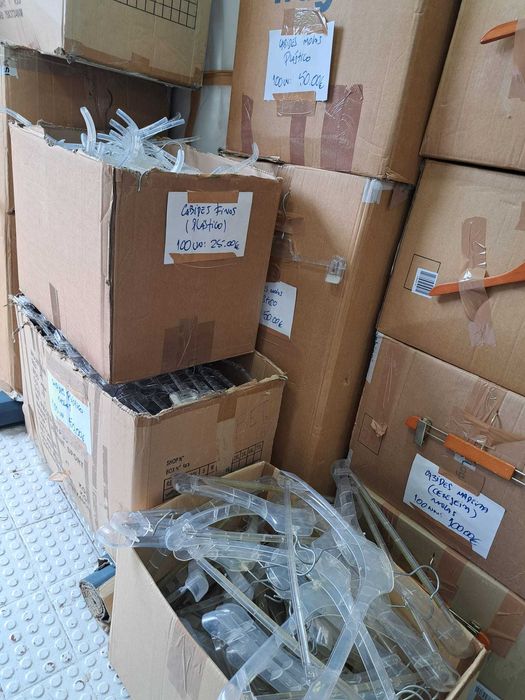 Cabides de madeira, metal e plástico