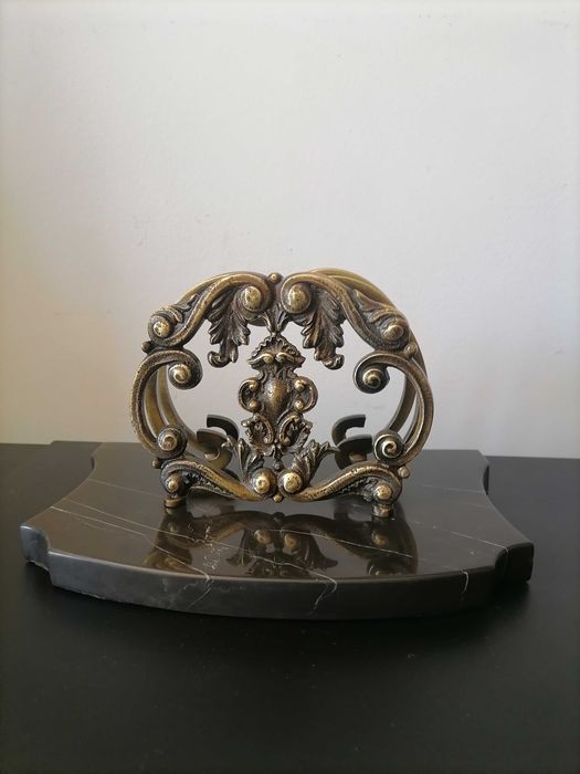 Porta cartas em bronze e base em mármore preto