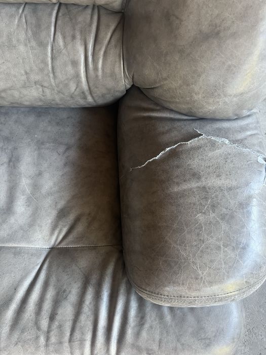 2 sofas em pele cinzenta
