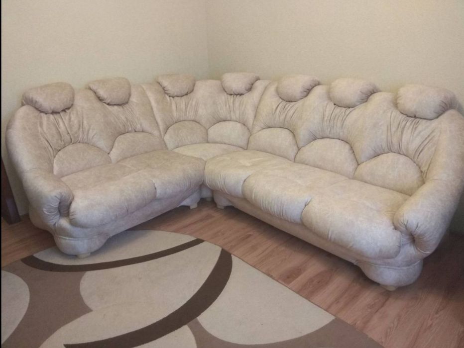 Перетяжка, заміна тканини, ремонт м'яких меблів.