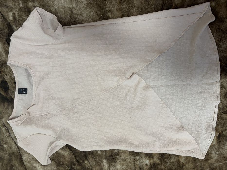 Літній костюм з легкої тканини.