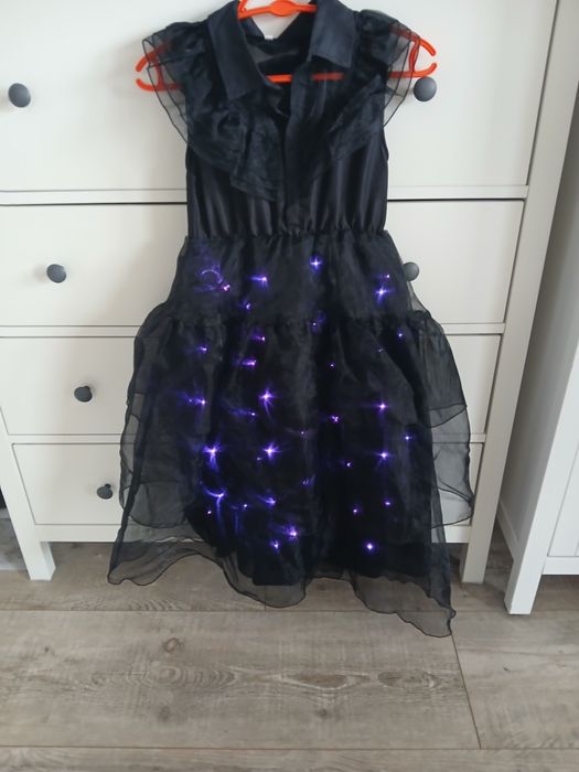 Sukienka wensdey świecącą