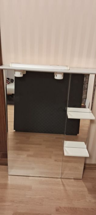 Дзеркало в ванную кімнату з поличками та підсвіткою