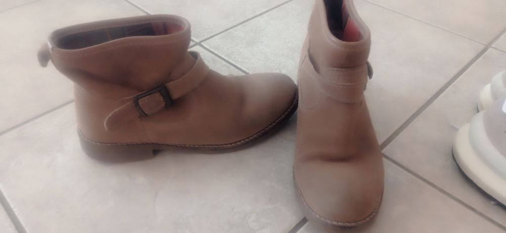 Vendo botas praticamente novas n36