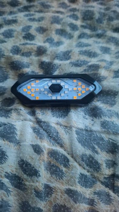 Задній стоп-сигнал із звуковими показчиками повороту.