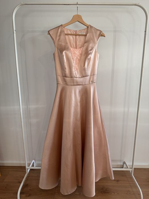 Simple: jasnoróżowa połyskująca sukienka