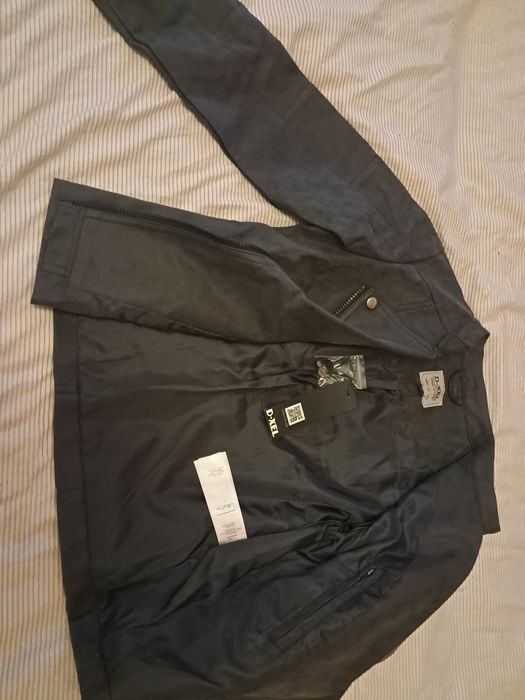 Очень мягкая новая кожаная курточка для девочки