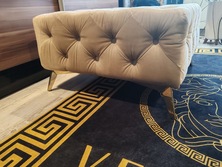 Pufa Glamour pikowana na nóżkach 80x80 wysokość 45cm Chesterfield