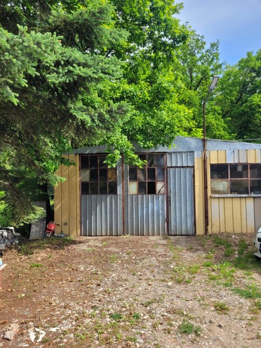 Hala warsztat z kanałem