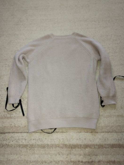 Niecodzienny damski sweter.