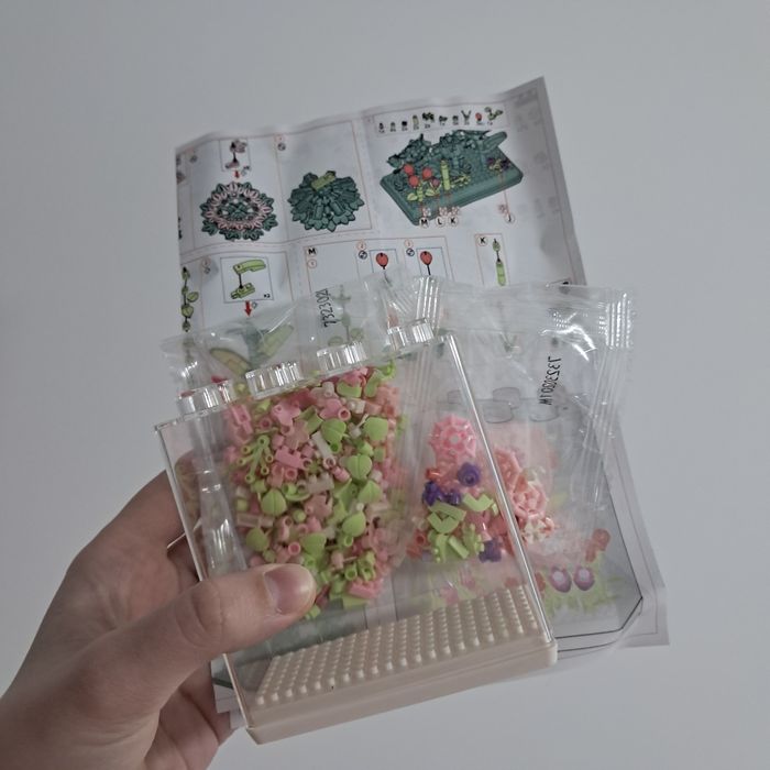 Конструктор букет квітів під захисним прозорим купулом квіти в колбі