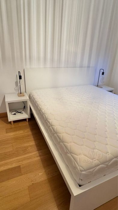 Cama de casal e mesas de cabeceira-IKEA