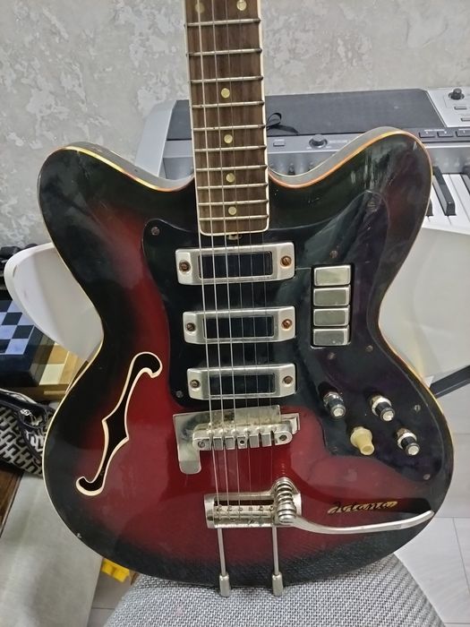 Бас- гітара Урал та Jolana часів СРСР