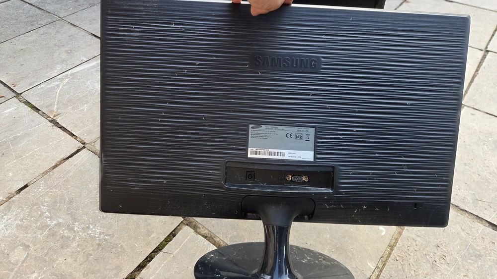 Monitory LCD 22 cale